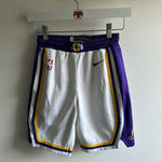 Charger l&#39;image dans la galerie, Los Angeles Lakers Nike shorts - Youth Small
