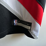 Charger l&#39;image dans la galerie, Portland Trailblazers Damien Lillard Nike jersey &amp; shorts  - Youth Medium
