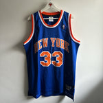 Lade das Bild in den Galerie-Viewer, New York Knicks Patrick Ewing Adidas jersey - Large
