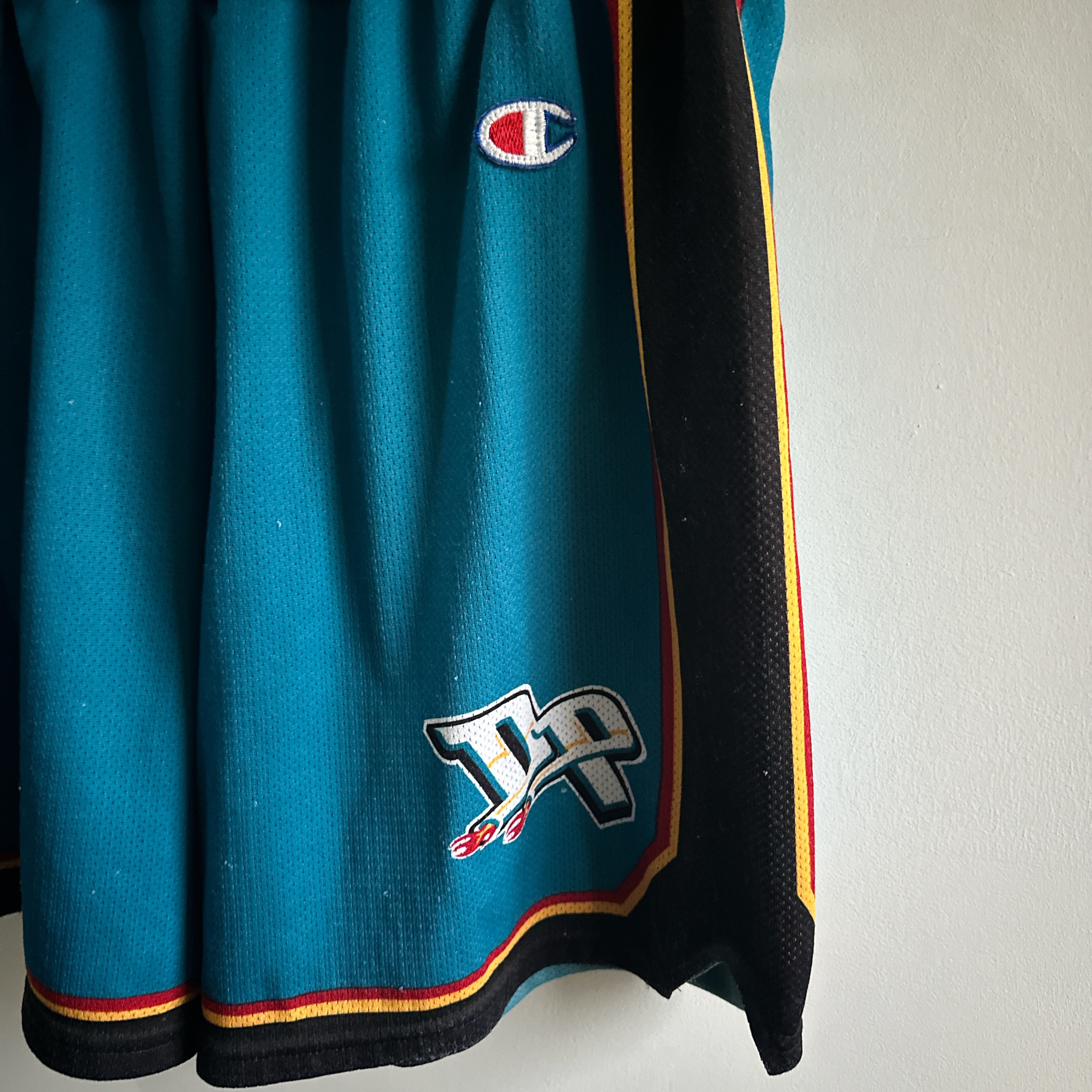 Detroit Pistons Grant Hill Champion jersey & shorts  - Small