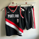 Charger l&#39;image dans la galerie, Portland Trailblazers Damien Lillard Nike jersey &amp; shorts  - Youth Medium
