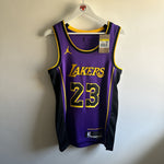 Charger l&#39;image dans la galerie, Los Angeles Lakers Lebron James Jordan jersey - Small
