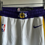 Charger l&#39;image dans la galerie, Los Angeles Lakers Nike shorts - Youth Small
